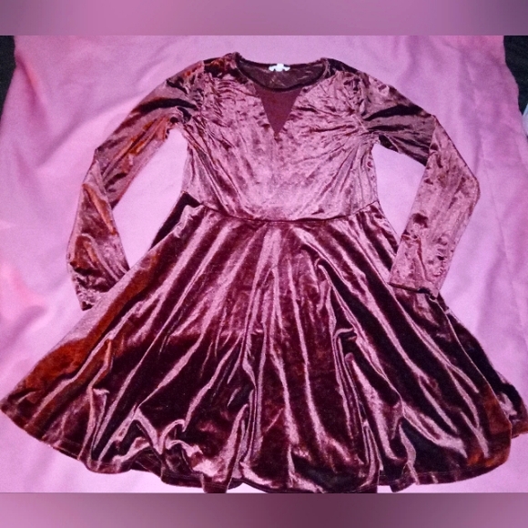 Soft polyester long sleeve dress - Picture 2 of 3